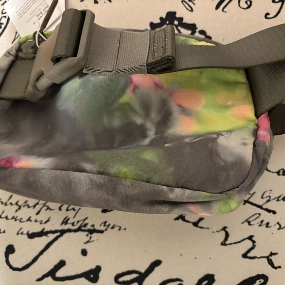 LULULEMON EVERYWHERE BELT BAG IN HYPER DYE MULTI/ROVER - Picture 12 of 12